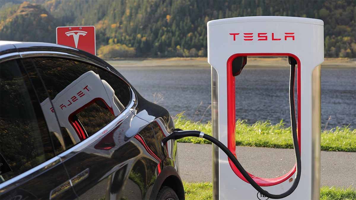 Đầu nối Tesla NACS (SAE J3400) là gì?